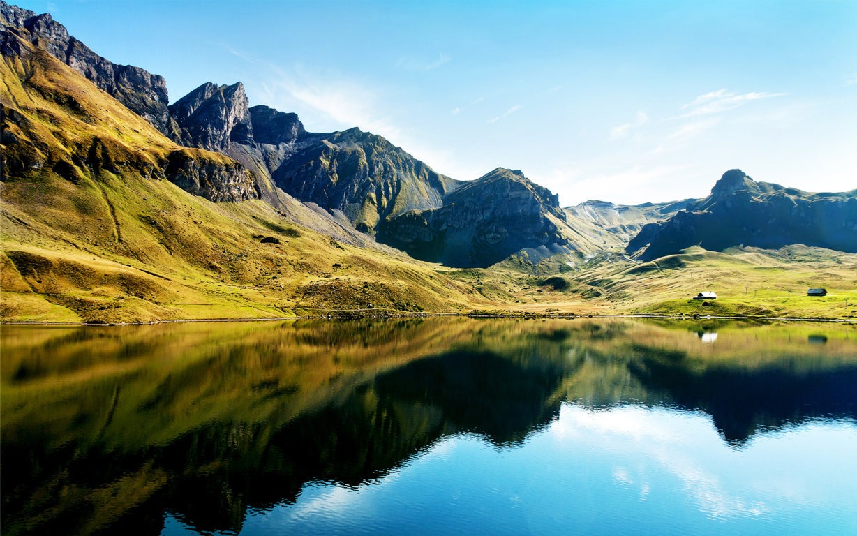 Một số lượng lớn hồ nước hình thành trên dãy Alps